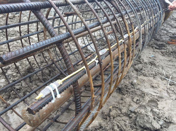 现场绑扎测温电缆,热法桩身齐全性测试